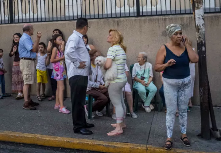 Los ciudadanos salieron de sus casas al sentir el nuevo movimiento telúrico. FOTO/EFE