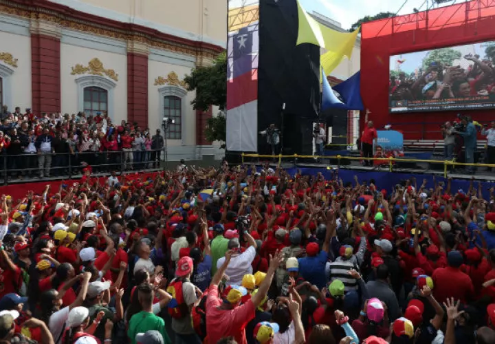 El temblor coincidió con una marcha chavista de apoyo a Maduro. Fotos: EFE.