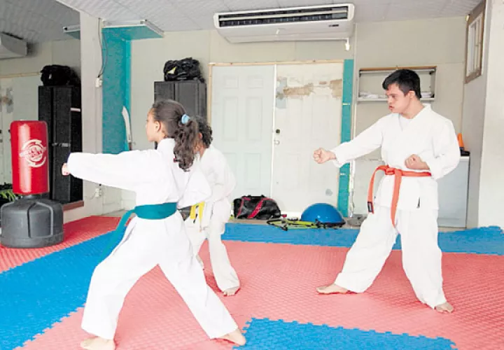 Este grupo hace una demostración de las “katas” que les enseñan en la academia del “sensei”  Frías.