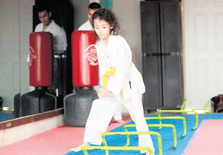Saltos, patadas, “katas”, los niños aprenden los movimientos que forman parte del karate.