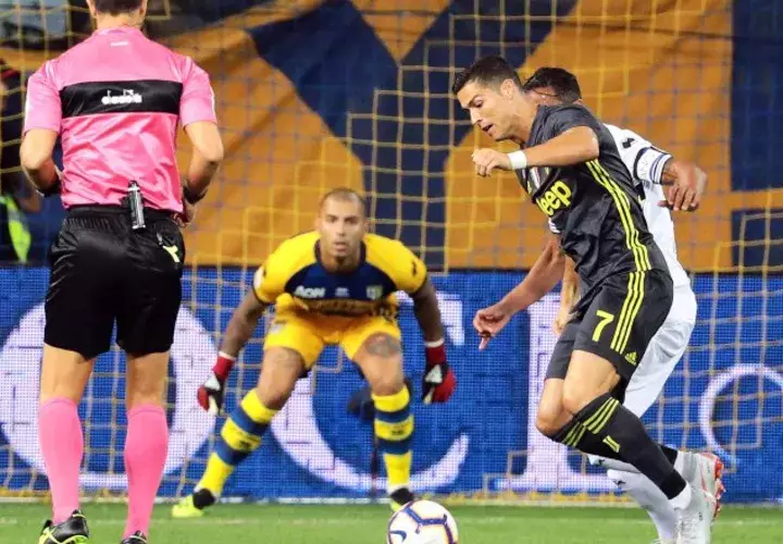 Cristiano Ronaldo (der.)  en el juego de la Juventus ante Parma. /Foto AP