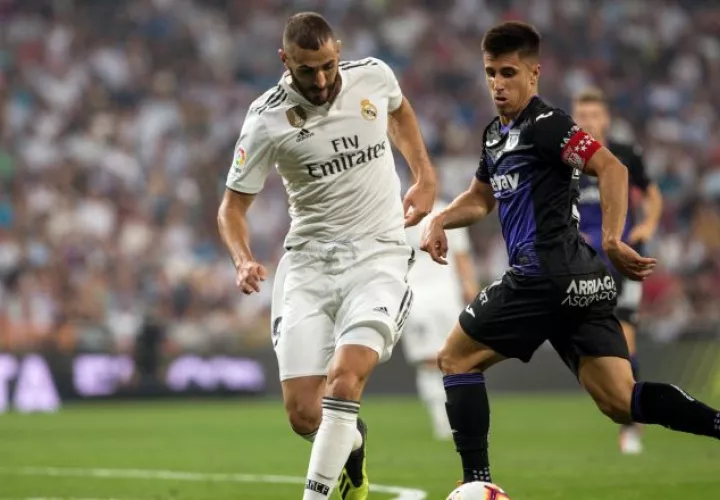 Benzema (izq.) lucha con Unai Bustinza, portero del Leganés. /Foto EFE