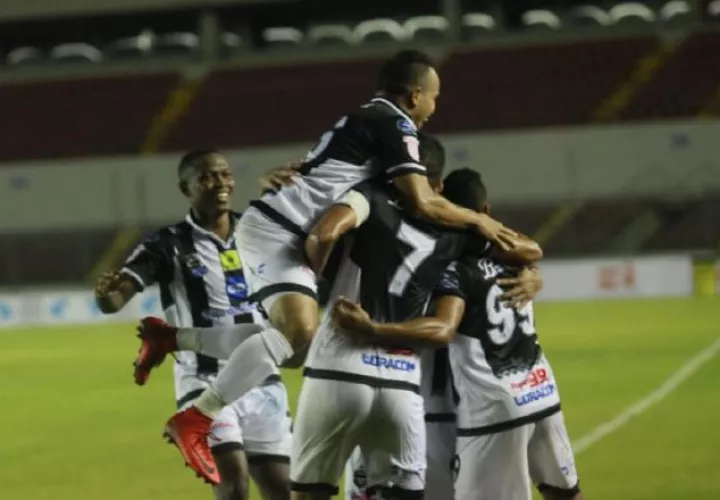 La celebración de los jugadores del Tauro tras el segundo gol de Edwin Aguilar. /Foto Anayansi Gamez