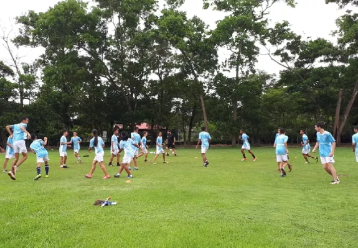 Los chicos que participan en el campamento en  el colegio San Agustín, de David. /Foto Mayra Madrid