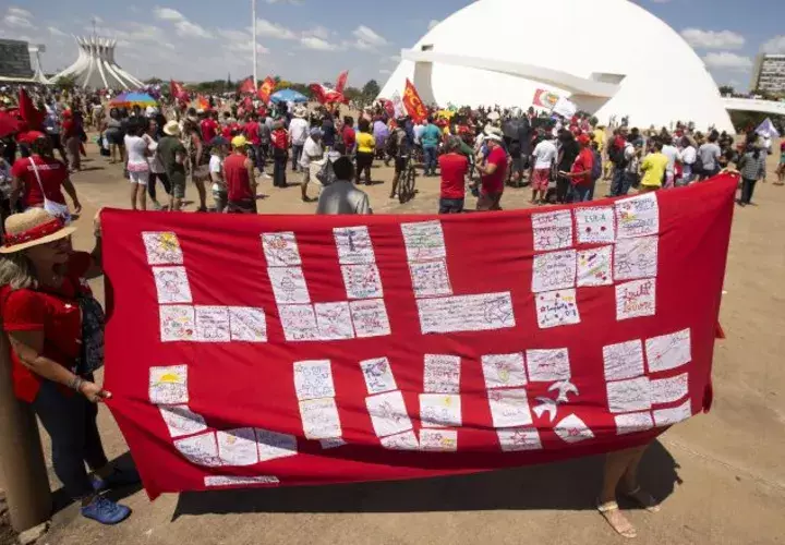 Los seguidores de Lula exigen su liberación . AP