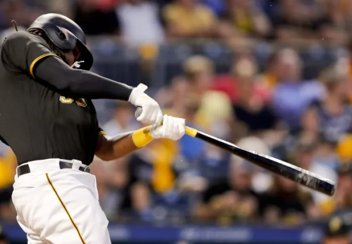 Josh Bell pega cuadrangular para la causa de los Piratas. /Foto AP