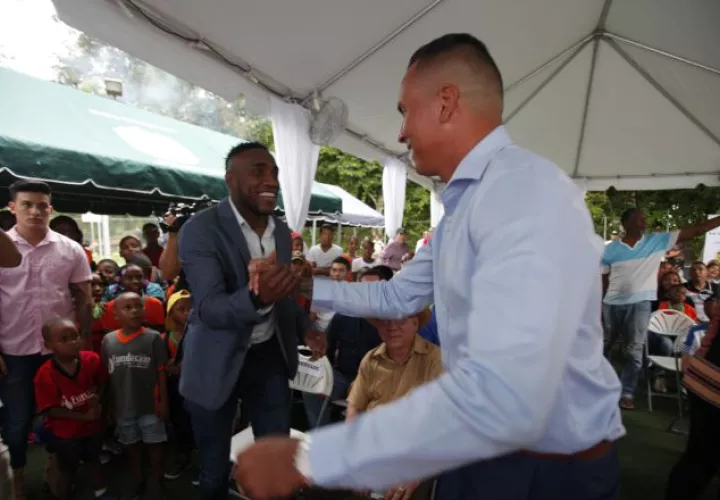 Luis Tejada saluda a Blas Pérez en Panamá. /Foto EFE