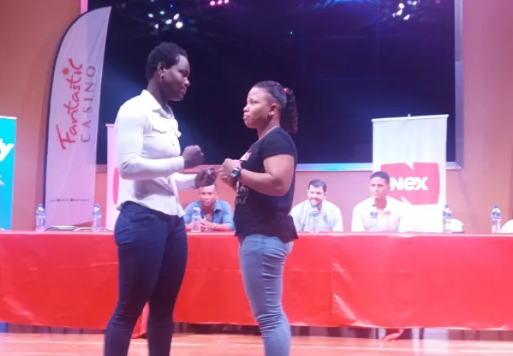 Sayda "La Bomba" Mosquera (izq.) ante su rival Marlene Aguilar. /Foto Jaime A. Chávez R.