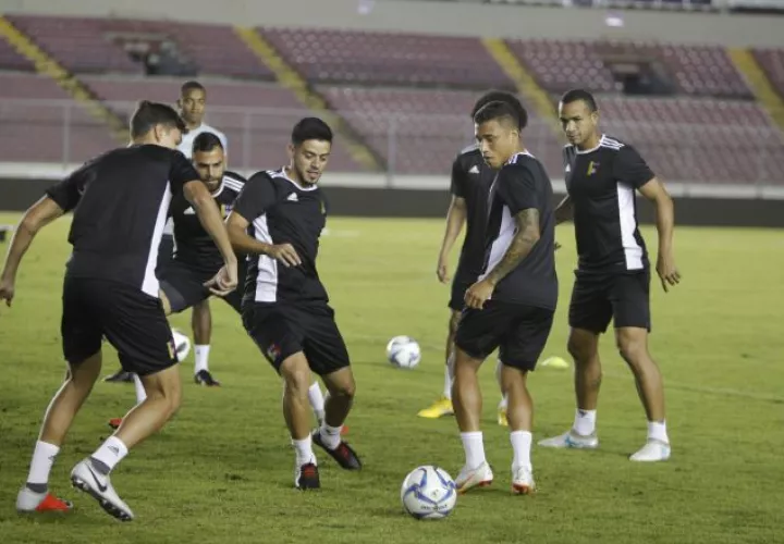 Jugadores de Venezuela entrenan en el Rommel Fernández. /Foto EFE