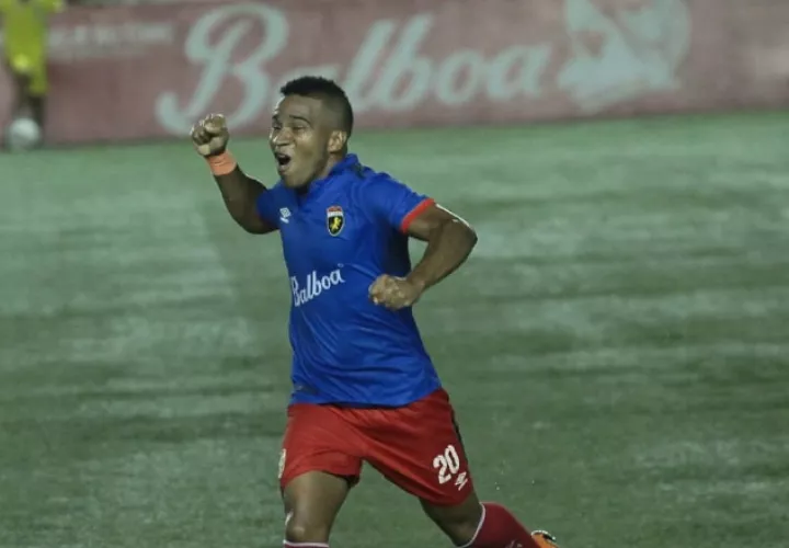 José "Gasper" Murillo, de Plaza Amador, festeja el golazo que le hizo al portero Órcar McFarlane del Tauro. /Foto Anayansi Gamez