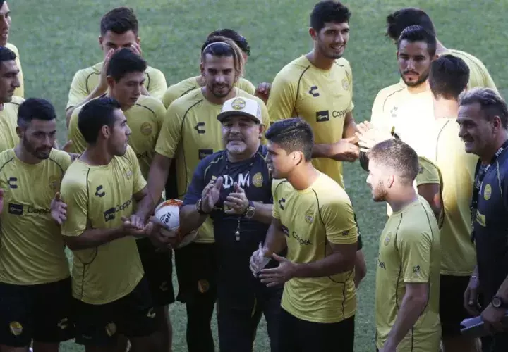Diego Maradona (cent.) con los jugadores de Dorados. /Foto AP