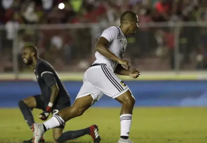 Salomón Rondón celebra tras anotar un gol contra Panamá en el Rommel Fernández. /Foto EFE