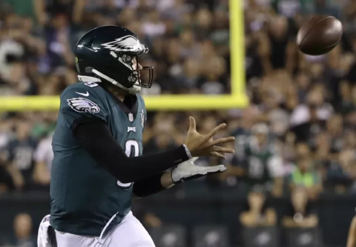 Nick Foles recibe un pase en una jugada de engaño. /Foto AP