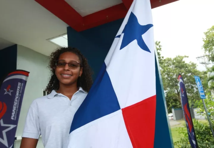 Melody Michelle Roseman está orgullosa de ser la abanderada. /Foto Anayansi Gamez