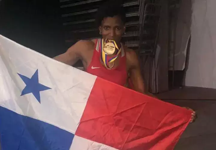 Atheyna Bylon con la dorada y la bandera panameña Cortesía