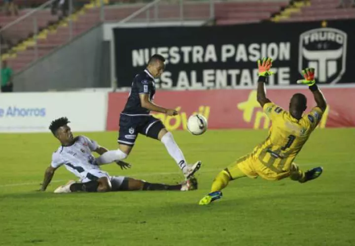 Jesús 'Chuito' González (centro) anotó el primer gol del Tauro. /Foto Anayanso Gamez