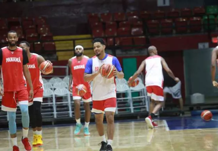 Entrenamiento de la selección de baloncesto en el Roberto Durán. /Foto Anayansi Gamez