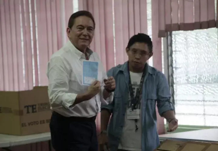 Laurentino Cortizo votó en el colegio José A. Remón Cantera. /Foto Víctor Arosemena