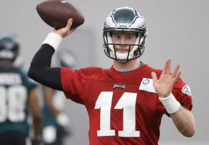 Carson Wentz viene de una rotura de ligamentos cruzados. /Foto AP