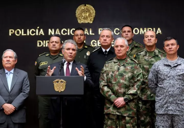 El presidente de Colombia, Iván Duque, habla al término de un Consejo de Seguridad acompañado por su ministro de Defensa. EFE