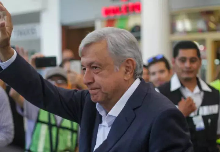 Andrés Manuel López Obrador, viajó en un vuelo comercial a Tijuana. EFE