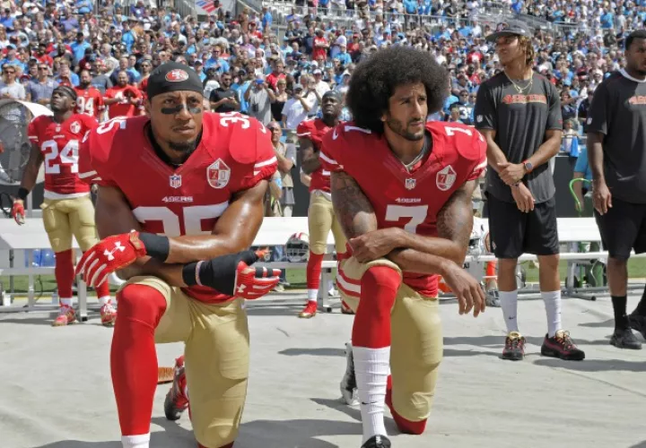 Colin Kaepernick (i) inició las protestas en la NFL.