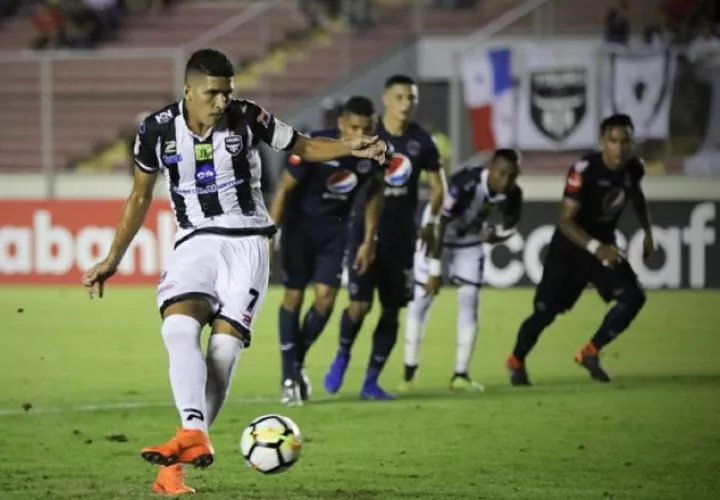 Edwin Aguilar anotó los dos goles del Tauro ante Motagua. /Foto @TauroFC