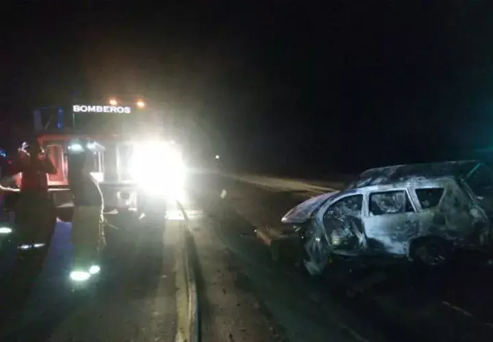 Las víctimas murieron calcinadas al incendiarse el vehículo.  @tvntrafico