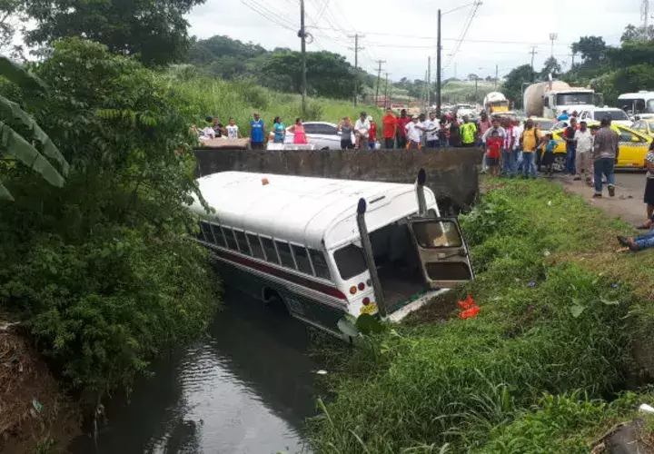 Del impacto el bus cruzó los dos paños contrarios y fue a dar a una zanja en Colón.