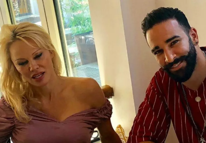 Rompió su romance con Adil Rami.  