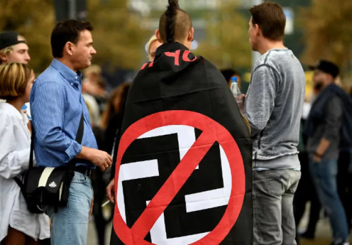 Un joven asistió con una bandera antifacista. Foto: EFE.