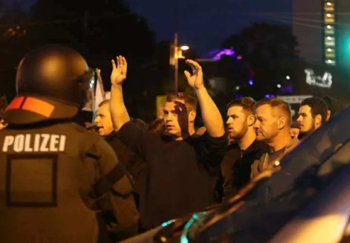 Policías bloquean a manifestantes neonazis en Chemnitz. Foto: EFE.
