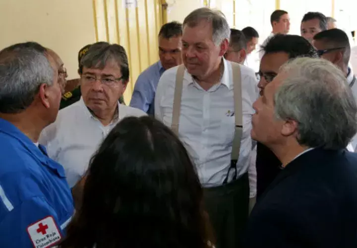 El secretario general de OEA, Luis Almagro (i) y el ministro de relaciones exteriores de Colombia, Carlos Holmes Trujillo, en la ciudad fronteriza de Cúcuta. FOTO/EFE