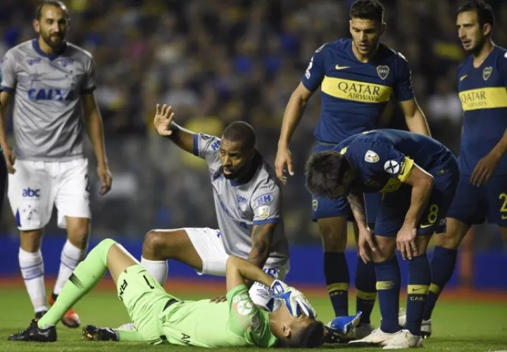 Portero de Boca en el césped. Foto AP