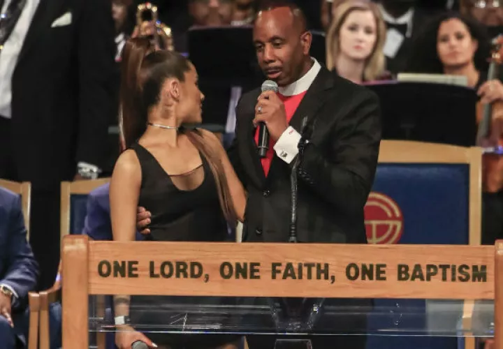 Ariana Grande se notaba nerviosa junto al obispo. Foto: EFE