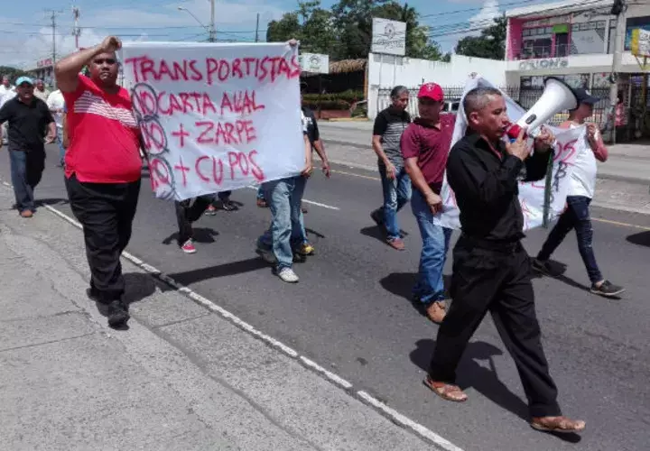 Los taxistas de Arraiján marcharon gritando consignas y portando pancartas. Foto: Eric Ariel Montenegro.