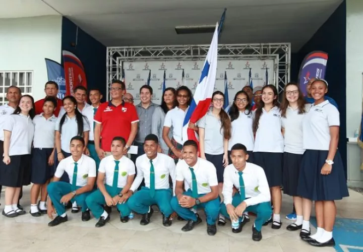 Melody Roseman con la bandera panameña. Foto Anayansi Gamez