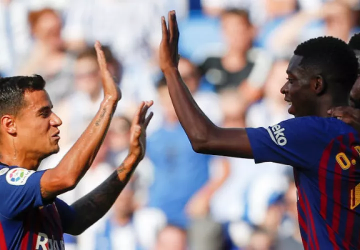Los jugadores del Barcelona; Samuel Umtiti (der.), Ousmane Dembélé (cent.) y Philippe Coutinho (izq) ,celebran. Foto:EFE