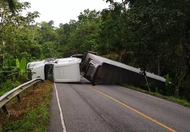 El vehículo articulado cargado de cajas de banano terminó volcado en Bocas del Toro. 