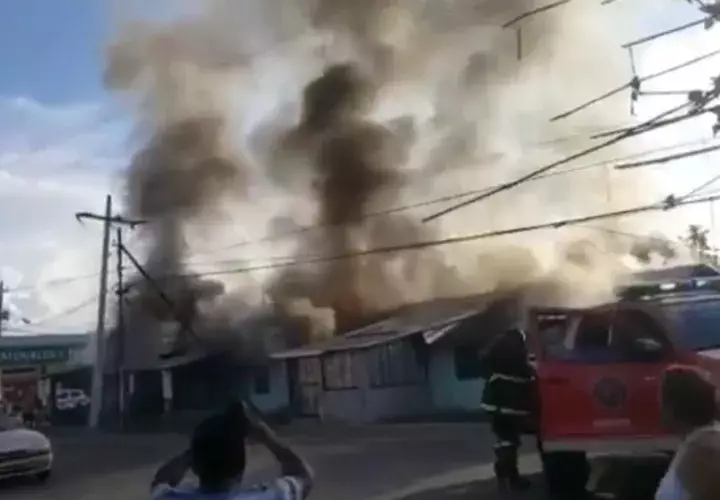 Los residentes de estas viviendas salieron a tiempo del incendio en Bocas del Toro.