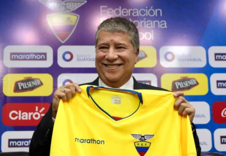  Hernán "Bolillo" Gómez en su presentación. Foto Federación de Fútbol de Ecuador