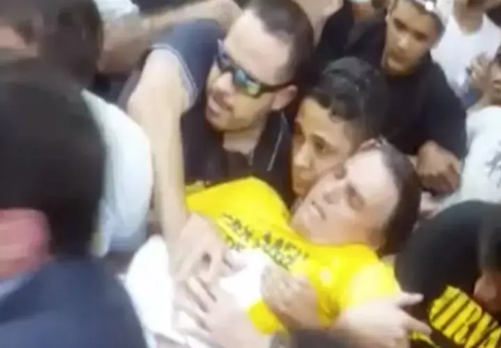 El candidato presidencial Jair Bolsonaro es arrastrado después de ser acuchillado durante un mitin en Brasil. (Foto AP / Fernando Goncalves) 