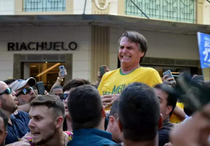 El candidato ultraderechista Jair Bolsonaro al momento de ser acuchillado durante un mitin en Brasil. Foto: EFE