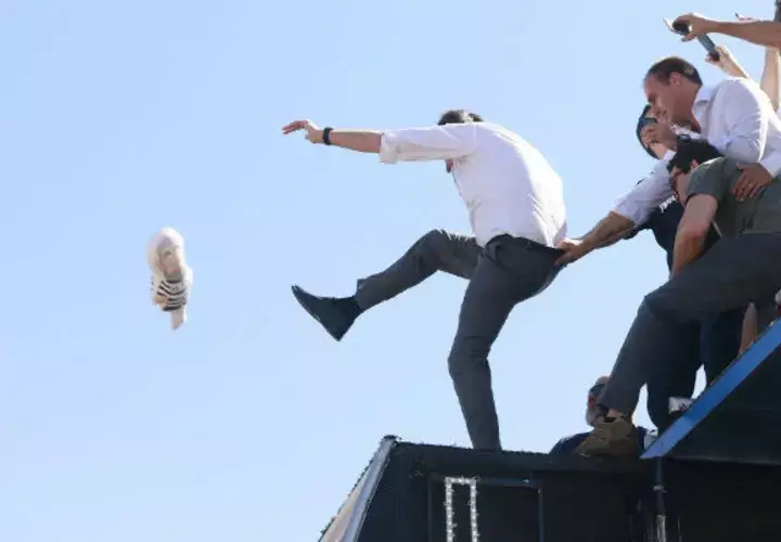  El candidato a la presidencia de Brasil, Jair Bolsonaro, del Partido Social Liberal, patea un muñeco del expresidente Luiz Inácio Lula da Silva. FOTO/EFE