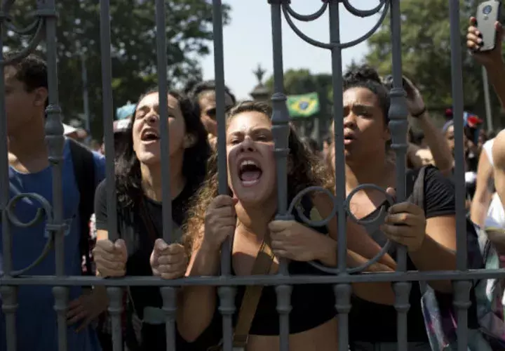 Estudiantes y empleados del Museo Nacional protestan fuera de la institución. Foto: AP 