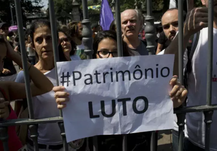 El cartel dice en portugués: "Patrimonio. Luto". Foto: AP. 