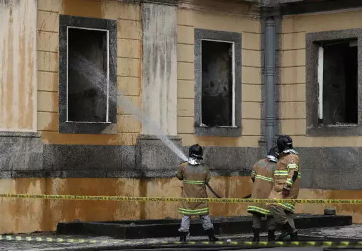 Bomberos continúan trabajando en el Museo Nacional de Brasil tras el incendio. Foto: EFE