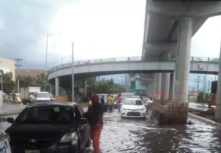 La vía Domingo quedó anegadas por las fuertes lluvias. @Sinaproc_Panama
