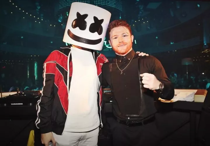 Canelo celebró por todo lo alto.