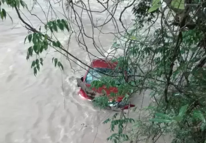 Un carro fue arrastrado por la corriente del río Chame en Panamá Oeste. Foto: Eric Ariel Montenegro